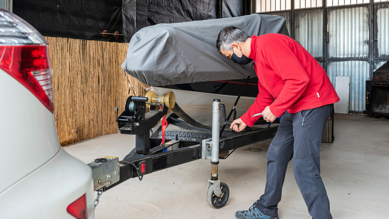 10 Steps to Hitching a Boat Trailer with Your Tow Vehicle 'Cuda